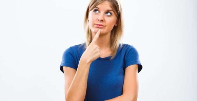 mujer pensando en el crecimiento de sus reflejos