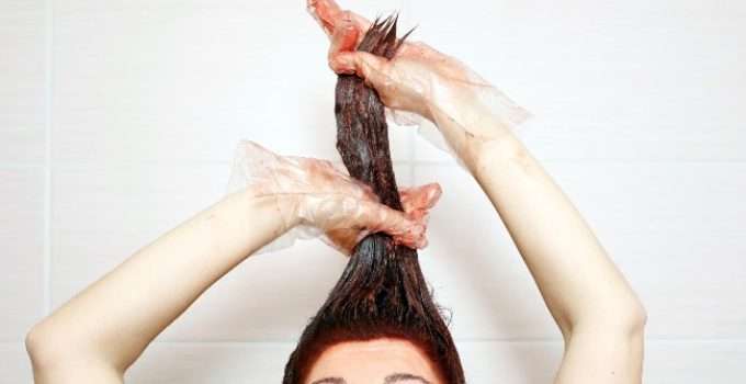 mujer estirando tinte para que dure más