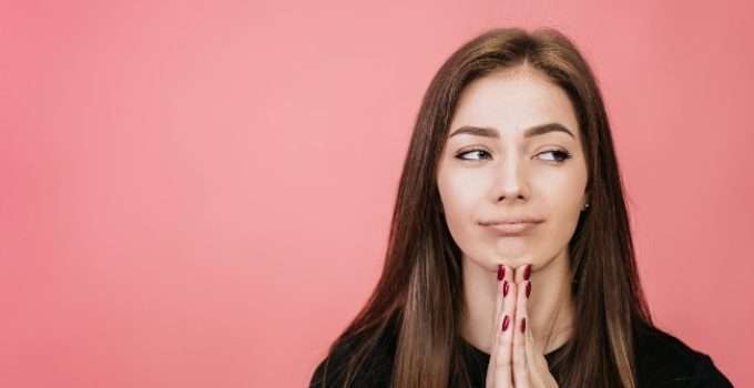 mujer mira hacia el costado como esperando respuesta