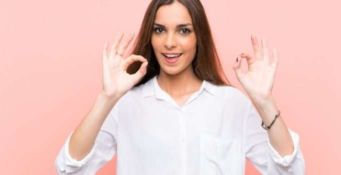 mujer hace gesto de saber proporciones exactas