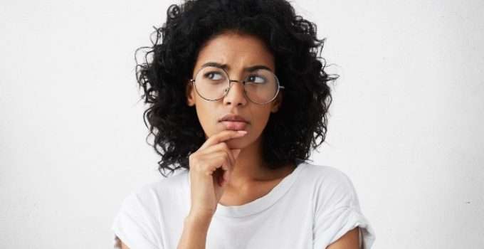 mujer de pelo negro pensando en volver su cabello rubio