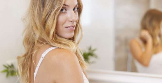 mujer de pelo claro desea oscurecerlo