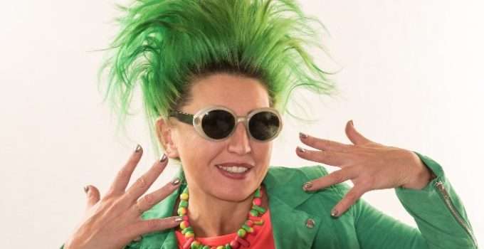 mujer con el pelo verde