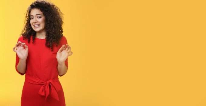 mujer con permanente en cabello y gesto de duda