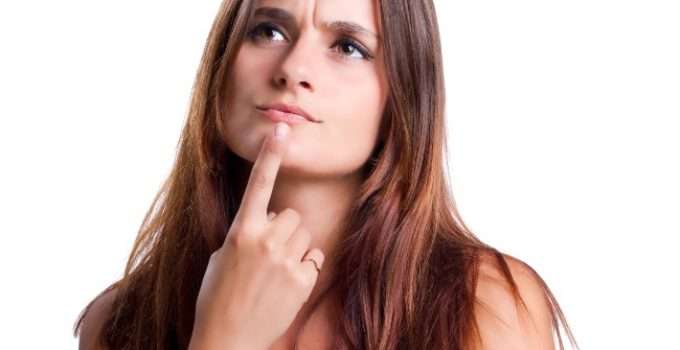 mujer pensando si la keratina cambió el color de su pelo