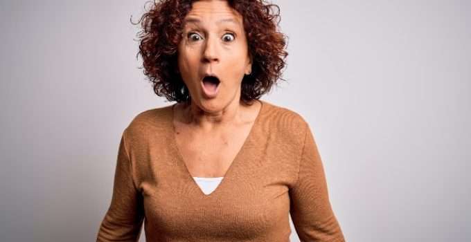 mujer con permanente  muy sorprendida y asustada