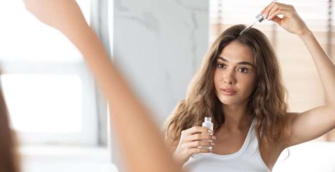 mujer usa aceite justo después de teñir su pelo