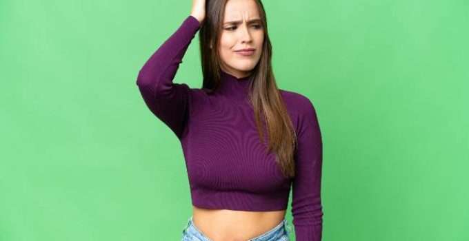 Una chica se rasca la cabeza porque duda