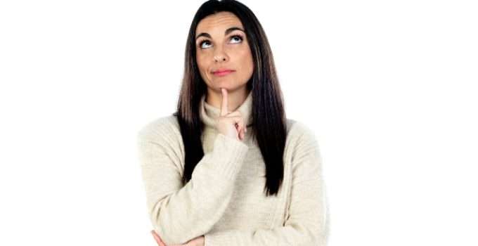 Chica de cabello negro mira hacia arriba con su mano en la barbilla y duda