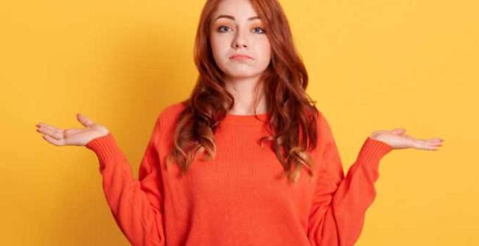 mujer piensa si puede aplicar tinte rubio cenizo en su pelo rojo