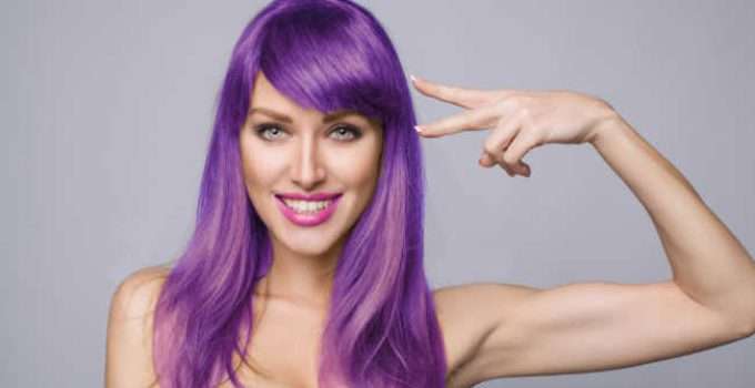 mujer quiere remover color morado del pelo