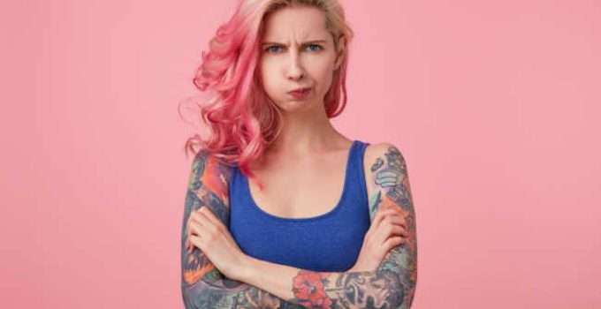 mujer quiere eliminar el rosa de su pelo