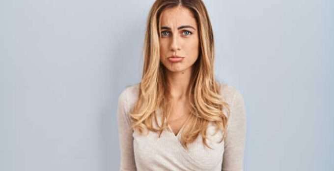 mujer con reflejos recién hechos quiere empezar a usar shampoo morado