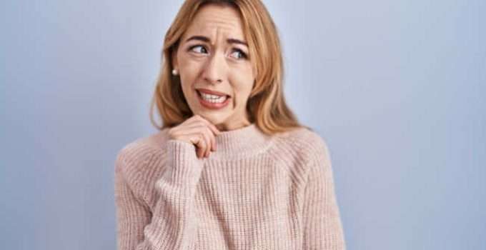 mujer con pelo anaranjado piensa dejar actuar el tóner de wella