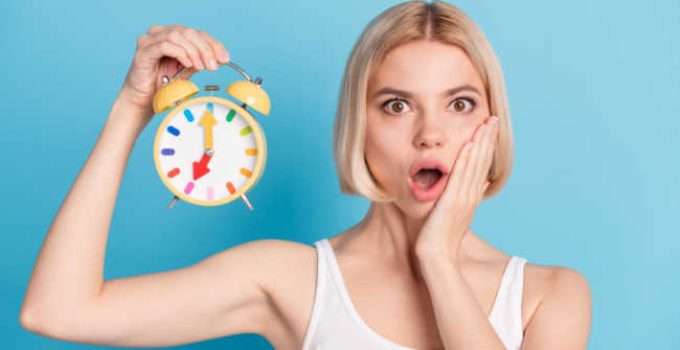 mujer con reloj en la mano para controlar tiempo del T18