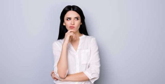 mujer tiñó su pelo de negro y piensa en hacer la permanente