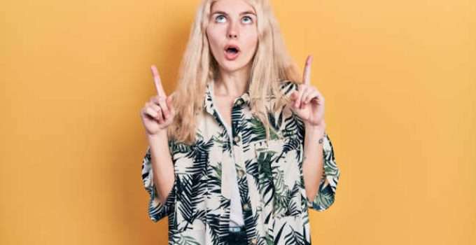 mujer pensando si su pelo decolorado crecerá saludable