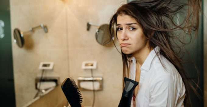 mujer triste porque Color Oops oscureció su pelo