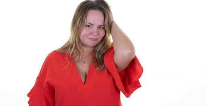 mujer se toca su pelo lavado hace 24 horas porque quiere teñirlo