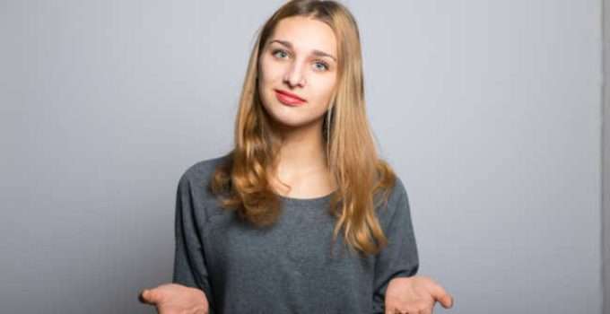 mujer con dudas para teñir raíces oscuras en pelo con reflejos