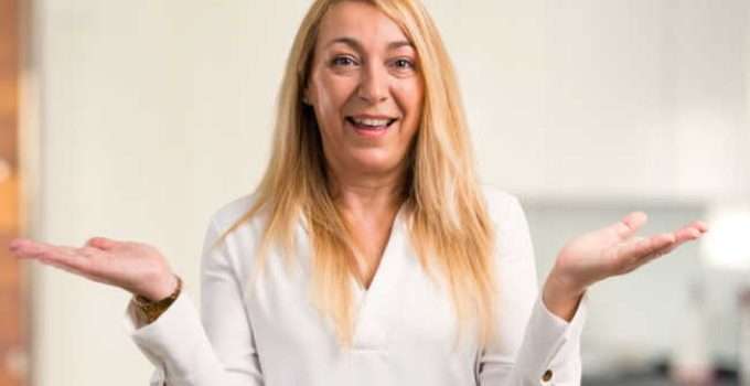 mujer con pelo amarillo piensa en usar shampoo morado 2 días después de decolorar su pelo