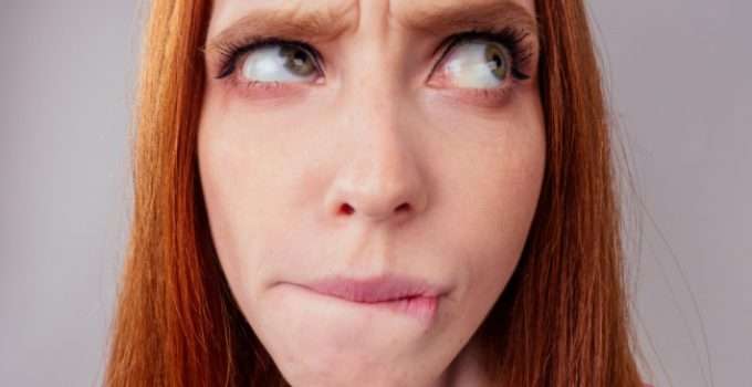 mujer con gesto de mucha duda y temor