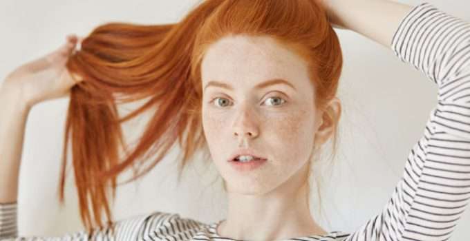 mujer intenta atar su cabello después del rebonding