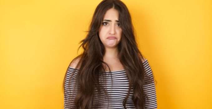 mujer muy triste por rizos en su pelo con rebonding