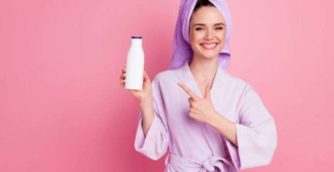 mujer con shampoo en la mano para lavar su pelo con rebonding