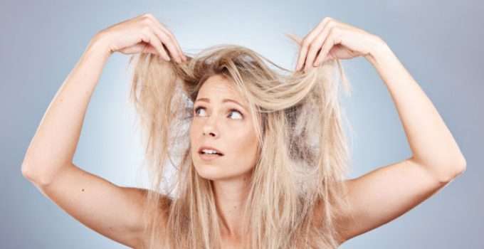 mujer mira su pelo después de tonalizarlo