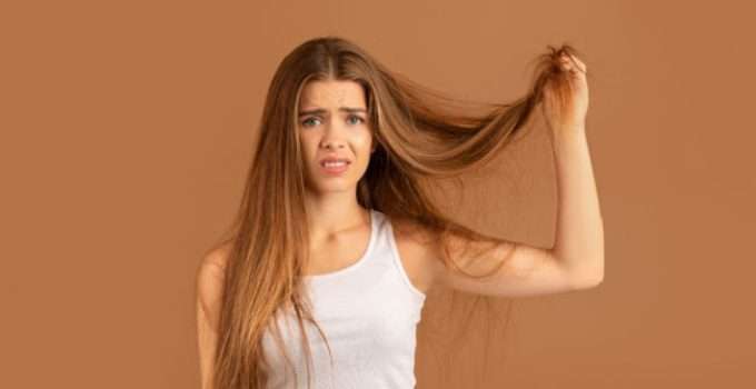 mujer sujeta su pelo con frizz después del rebonding