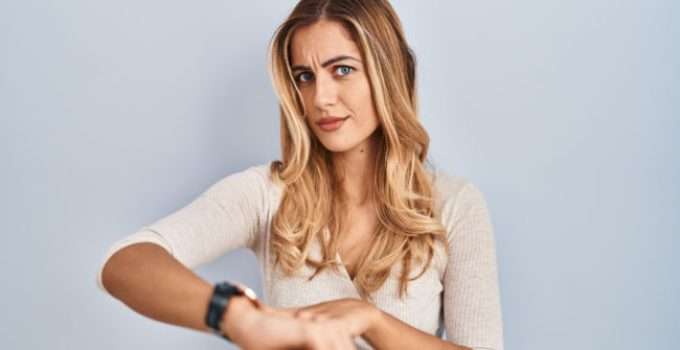 mujer con mechas en el pelo señala reloj