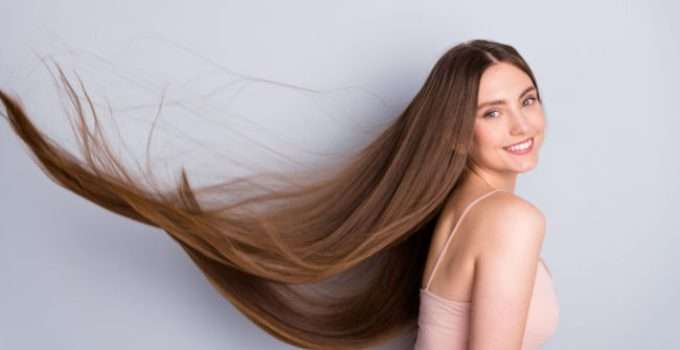 mujer sonriendo con pelo con rebonding lacio