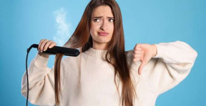 mujer nota humo en el cabello al plancharlo después del rebonding