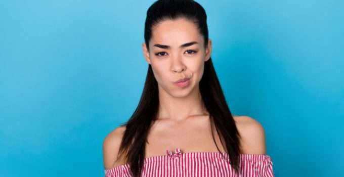 mujer de pelo oscuro con gesto de duda por usar revelador de 20