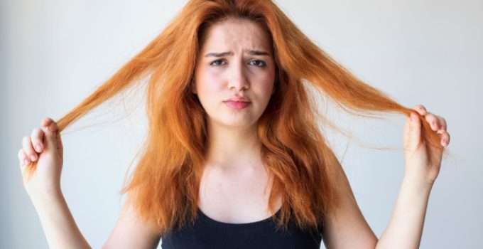 mujer de pelo rojo quiere pintarlo de tinte café