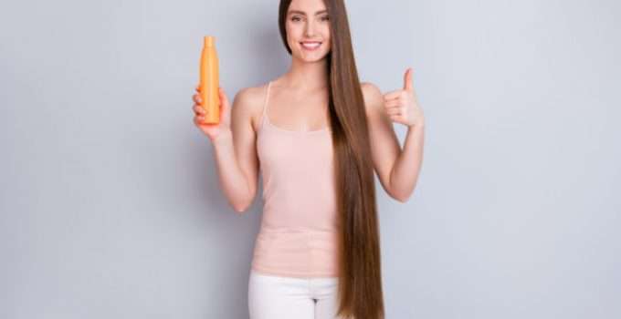 mujer con shampoo en la mano 3 días después del rebonding