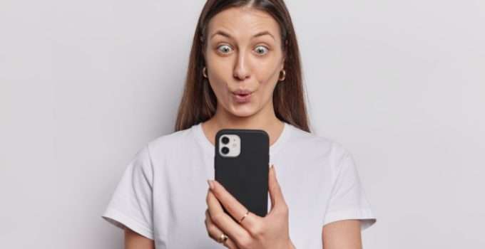 Chica se sorprende al leer las desventajas del alisado japonés