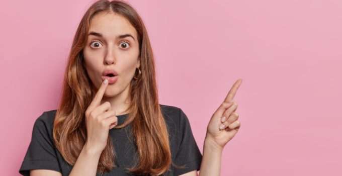 Una jovencita con gesto de sorpresa porque se enteró que el alisado japonés dura un año