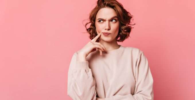 mujer con cara de sospecha pensando en tinte