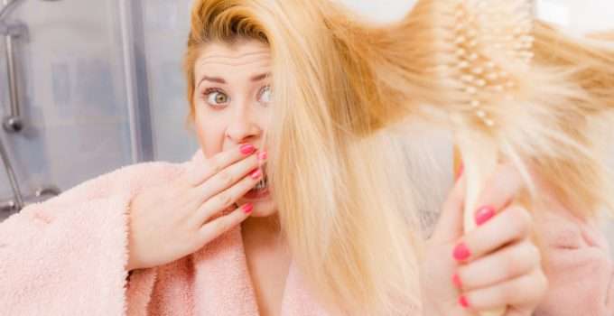 mujer con gesto de horror por su pelo decolorado