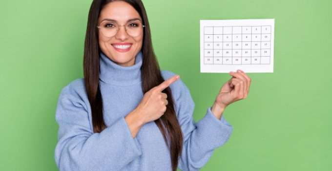 mujer señala calendario