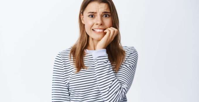 mujer con cara de preocupada al conocer las desventajas del agua de arroz