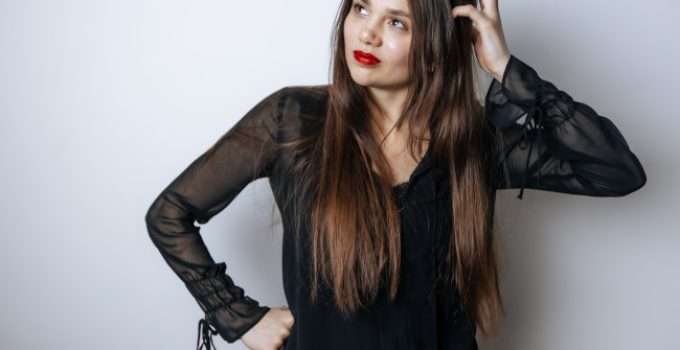 mujer se toca el pelo mientras pienso en botox