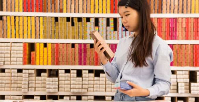 mujer asiática mirando marcas de tinte sin amoníaco