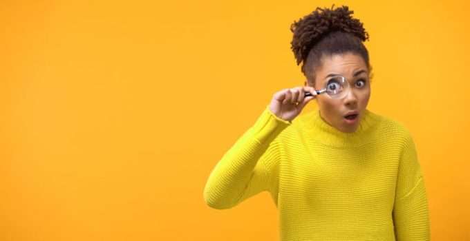 mujer mira con lupa prestando atención