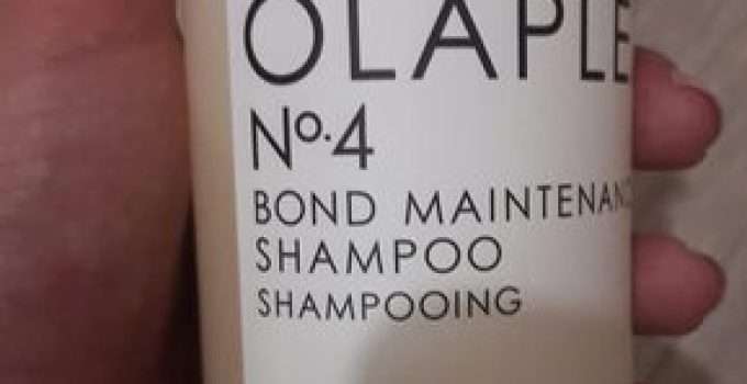 mano de mujer sostiene envase de Olaplex 4