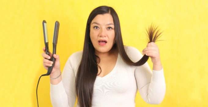 mujer con planchita en mano después del botox capilar