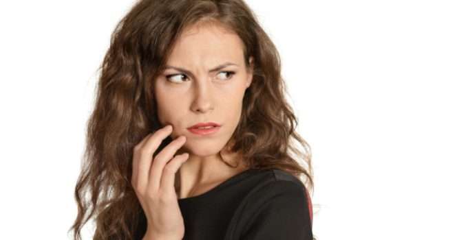 mujer con actitud de sospecha del aceite de coco