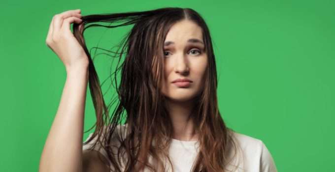 mujer estira su pelo chicloso